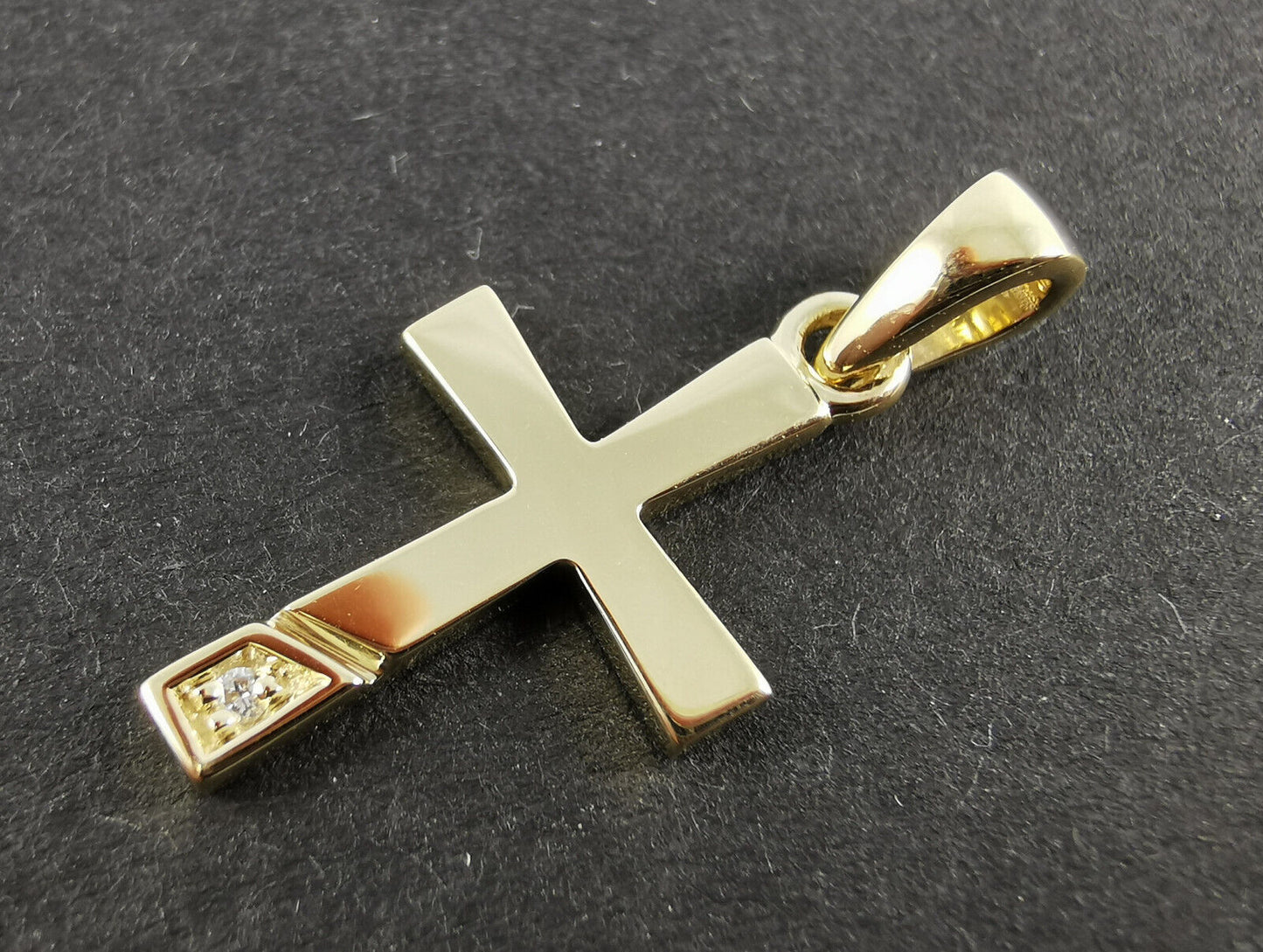 VIVA Anhänger Gelbgold 9 kt - Kreuz - Gewicht 0,98 gr. - Brillant 0,006 ct w/si
